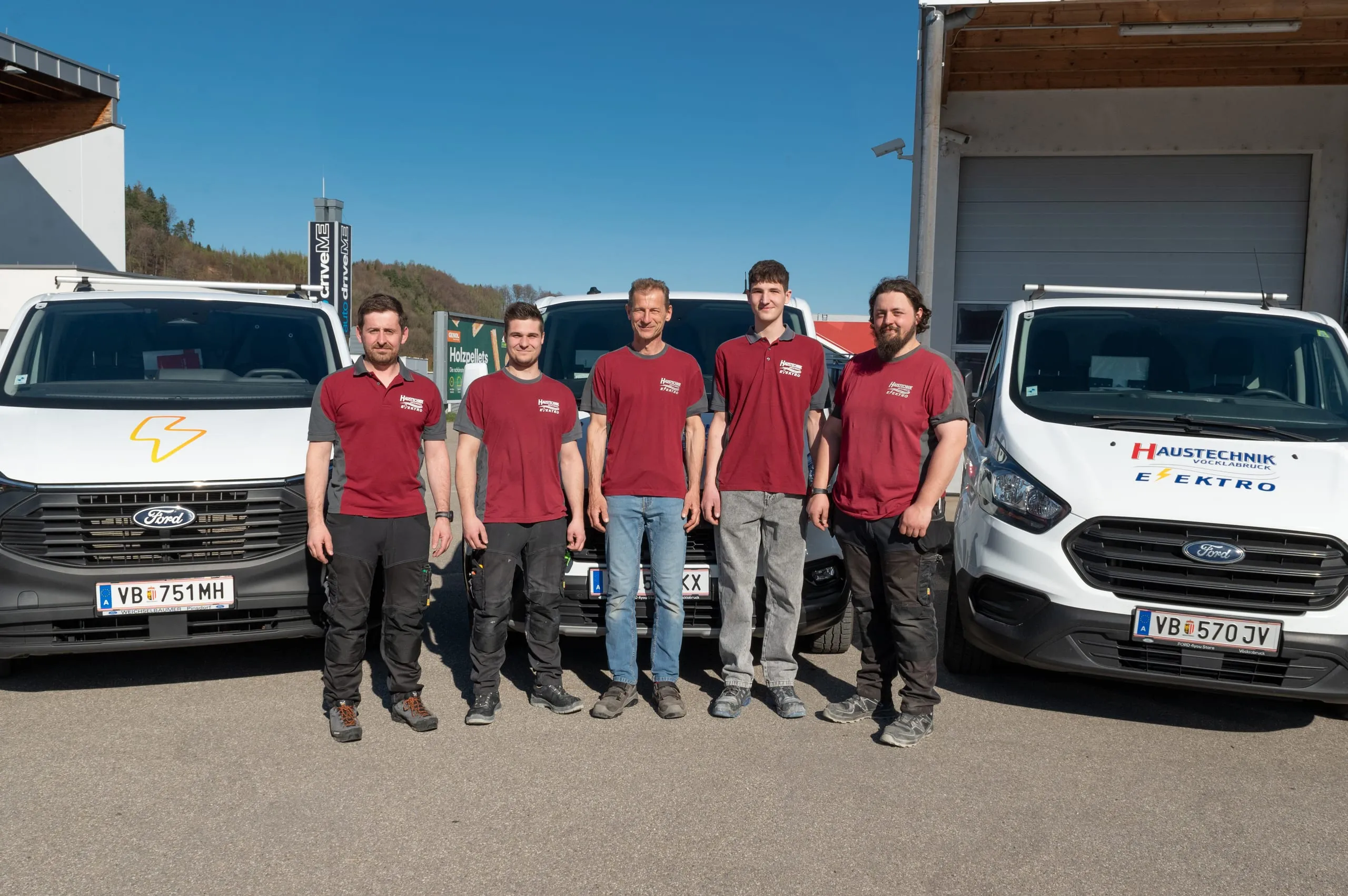 Elektroteam von Haustechnik Vöcklabruck bei der Installation